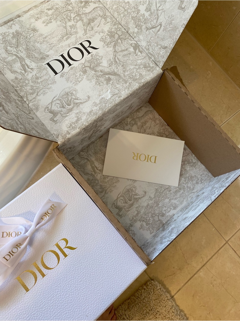 Dior White Box with Gold DIOR Logo and Ribbon 9x9x5 in Makeup Bag Samples - Picture 3 of 6